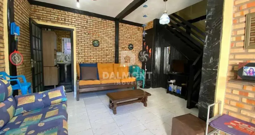 Peró - cabo frio - casa duplex com 3 quartos em condomínio com piscina