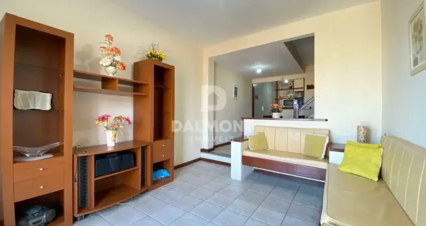 Peró - cabo frio - casa triplex em condomínio com piscina e churrasqueira