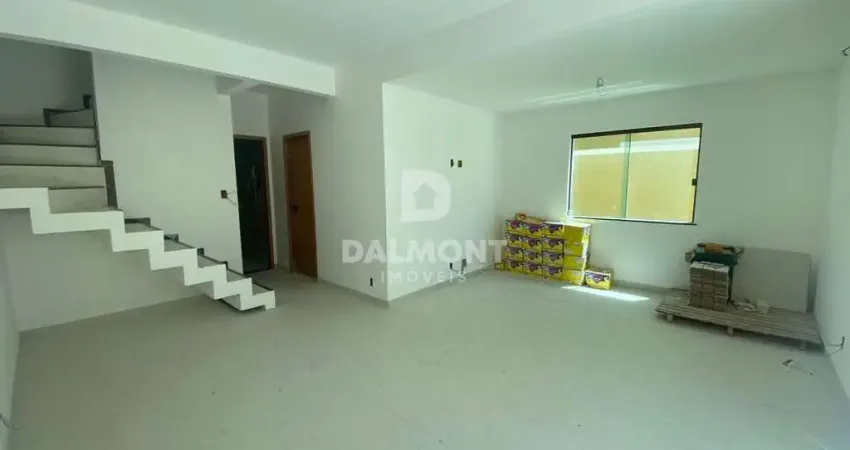 Peró - cabo frio - casa com 4 suítes em condomínio fechado - 130m²