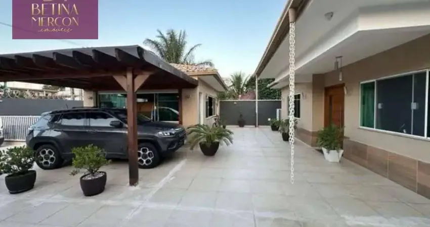 Casa linear com 3 suítes, área gourmet com churrasqueira e piscina em costa azul - rio das ostras