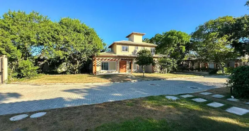 Casa nova em condomínio fechado, 4 suítes, duas no térreo, quintalzão, em manguinhos, armação dos búzios - rj