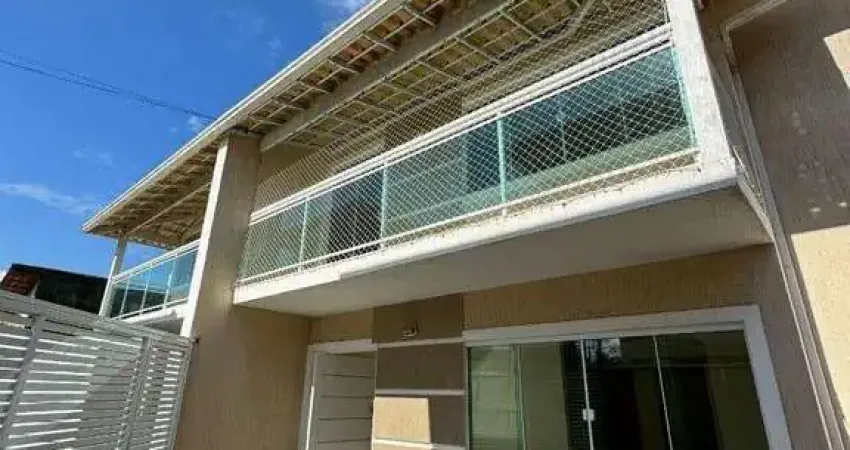 Casa duplex 4 quartos: uma suíte e um dos quartos no térreo, corredor lateral, área gourmet com churrasqueira no jardim mariléa, rio das ostras - rj