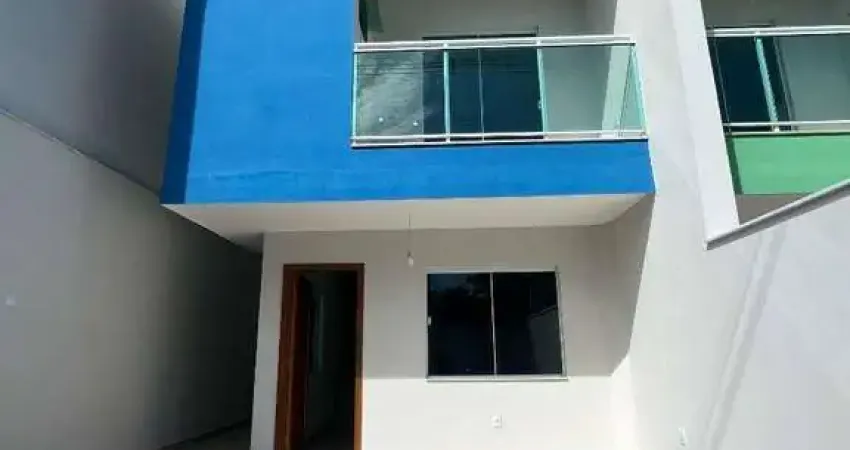 Casa duplex 3 quartos sendo 1 suíte com closet, energia fotovoltaica, área gourmet com churrasqueira, quintal, na granja dos cavaleiros, macaé - rj