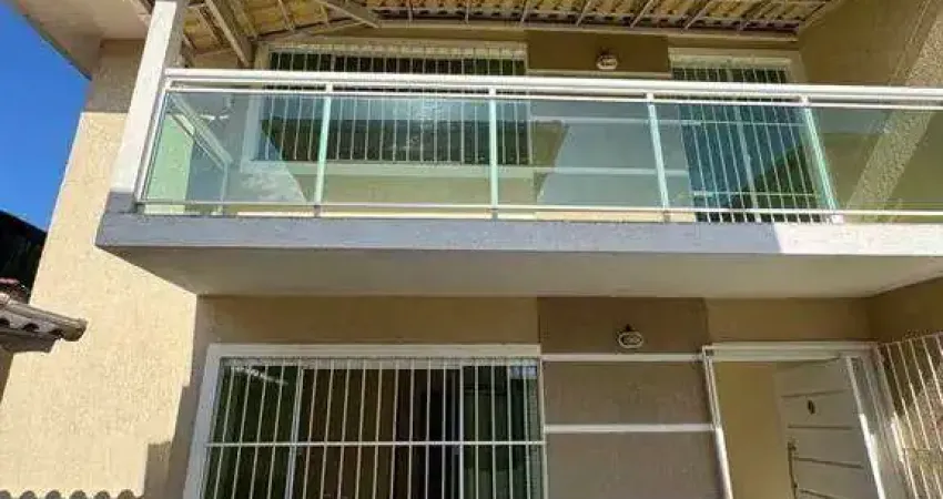 Casa duplex 4 quartos: uma suíte e um dos quartos no térreo, corredor lateral, área gourmet com churrasqueira no jardim mariléa, rio das ostras - rj