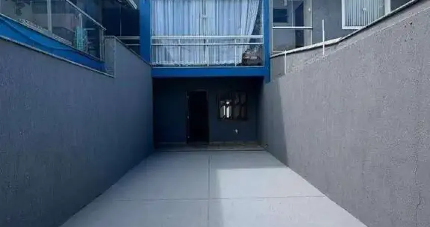 Locação casa térrea 2 quartos, garagem ampla, quintal grande, no jardim guanabara, macaé - rj