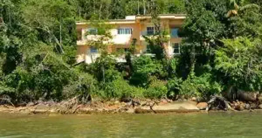 Casa  com frente para o mar pé na areia praias particular com mais de 160milmetros de  terreno mais área verde condomínio fechado para apenas três casas trapiche ,para seu yat..