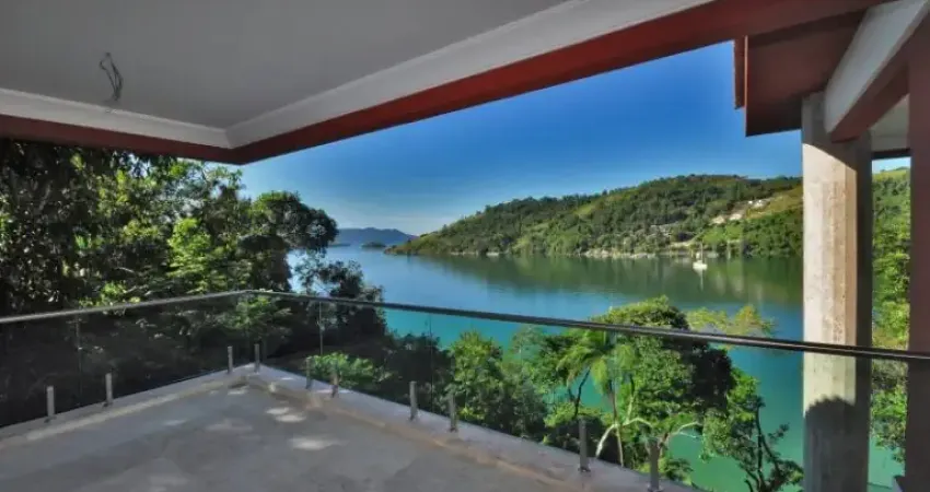 Casa  com frente para o mar pé na areia praias particular com mais de 160milmetros de  terreno mais área verde condomínio fechado para apenas três casas trapiche ,para sua embarcação.