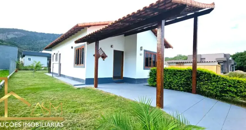 Casa padrão em condomínio, com 3 quartos (1 suíte com banheira hidromassagem), sala, cozinha…