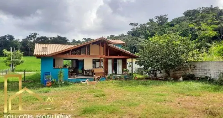 Casa de condomínio em meio a natureza, 3 suítes (sendo 1 closet), salão de jogos....