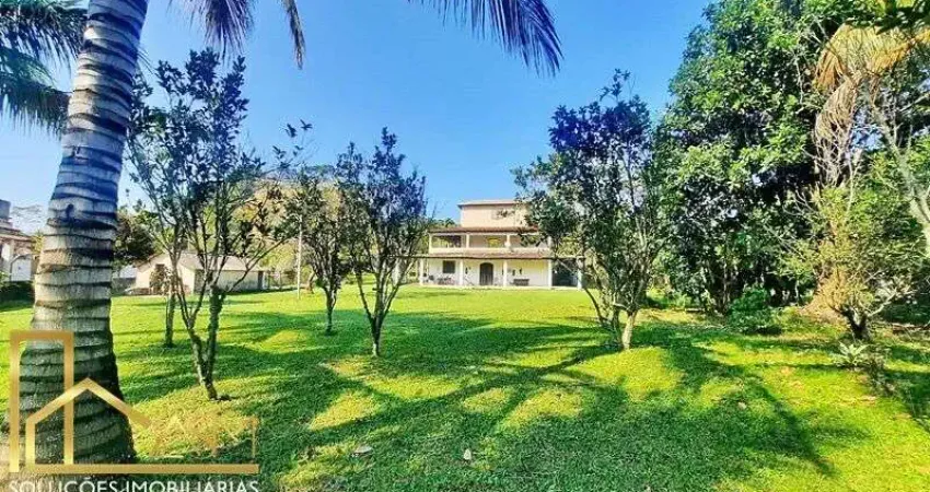 Sítio com 7.000m2, 4 suítes, sala, cozinha, espaço amplo, árvores frutíferas, garagem...