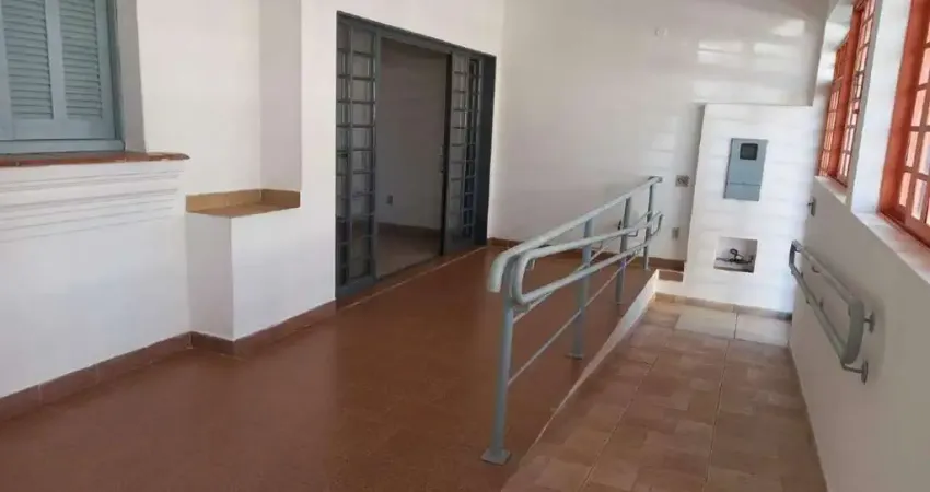 03 dormitórios ou salas com banheiros | 01 sala ampla | 01 banheiro pne