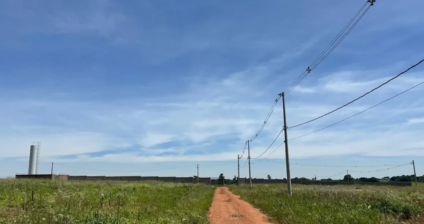 Área rural totalmente plana de frente (esquina) para estrada municipal