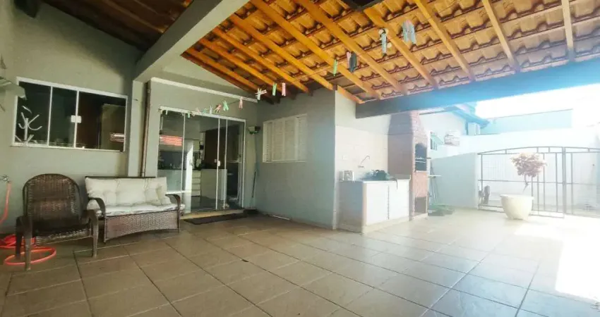 Casa com 3 quartos à venda na Rua Maria Amélia Orzari, 356, Parque Tiradentes, Araras