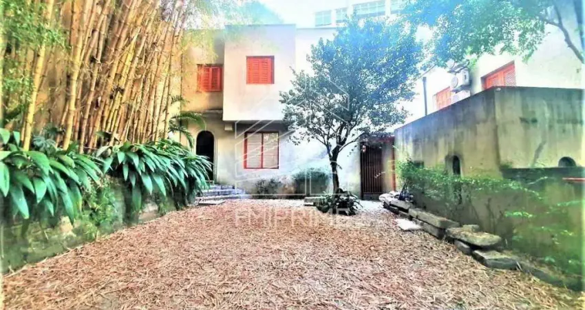 Sobrado de vila para alugar em Higienópolis, quintal amplo e arborizado