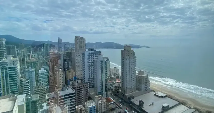 No coração de meia praia, um apartamento que traduz elegância, vista mar e qualidade de vida. um cenário perfeito para viver seus melhores dias.