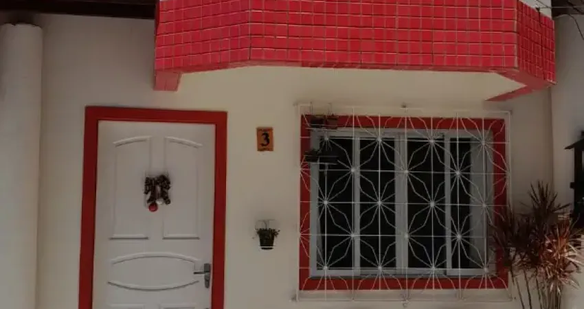 Sobrado com 2 dormitórios, área externa com churrasqueira e apenas alguns metros da praia de bombas