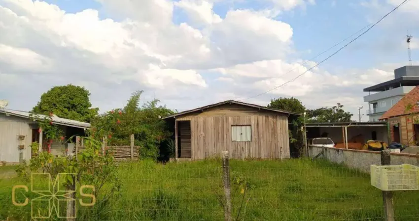 Terreno e Casa com dois dormitórios a 800 metros da praia de Itajuba