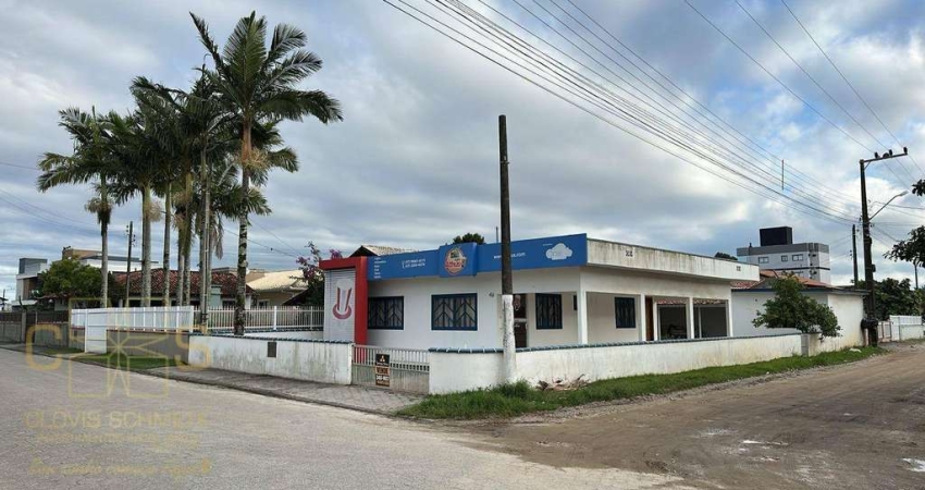 CASA DE ESQUINA COM AMPLO QUINTAL