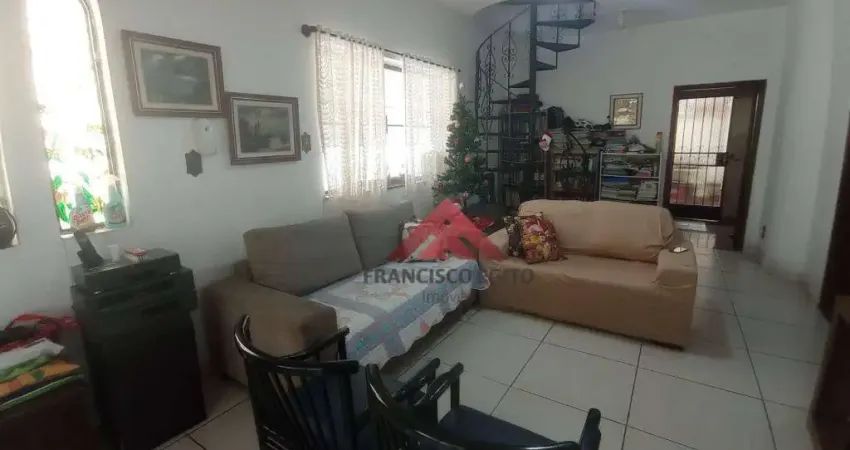 Casa à Venda em Icaraí, 4 Quartos (1 Suíte), Varanda, 4 Vagas de Garagem, Piscina, Churrasqueira, Anexo Completo, 120 m2, por R$ 2.000.000,00