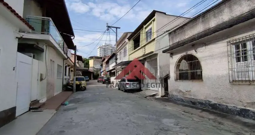 Casa de Vila à Venda em Santa Rosa Descrição do Imóvel:  Sala: Ampla sala de estar. Quartos: 5 quartos, sendo 3 suítes. Escritório: Espaço dedicado pa