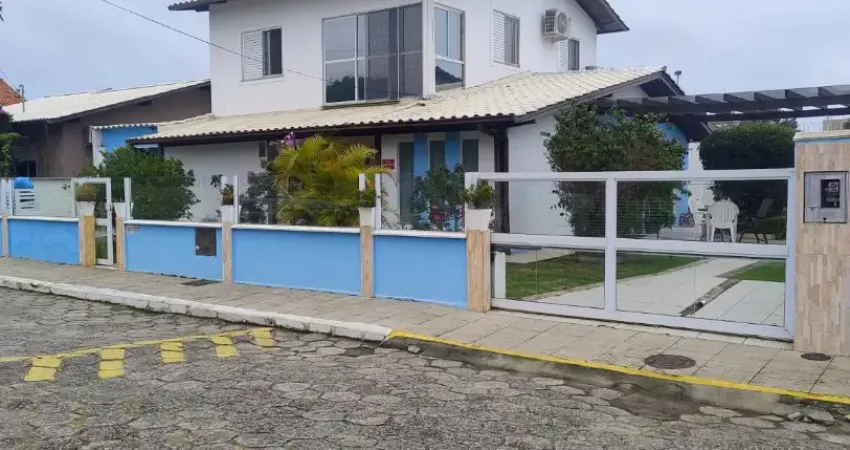Linda casa com 4 suítes, localizada em condomínio fechado proximo ao mar na Praia dos Ingleses