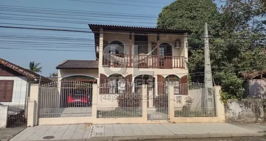 Casa de dois pavimentos com 4 dormitórios + edícula com dep. + piscina
