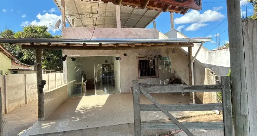 Linda chácara a venda na comunidade esperança em belo oriente mg. casa novinha e aconchegante, além de pomar formado com várias espécies de frutíferas e muito mais.