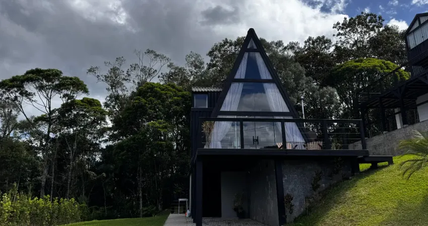 Chalé köln — entre a colina e a mata. com hidromassagem e espaço home office e tv. seu refúgio de inspiração em meio à natureza da grande florianópolis e próximo das praias e comércios..