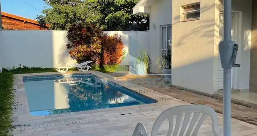 São 3 suítes, sendo 01 com closet, sala para 02 ambientes (jantar/estar), escritório