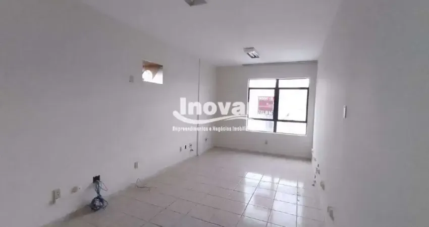 Sala com 23m2, piso em cerâmica, 1 vaga de garagem, av. do contorno próximo rua prata