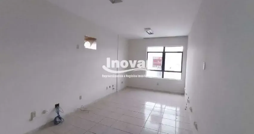 Sala com 23m2, piso em cerâmica, 1 vaga de garagem, próximo rua prata