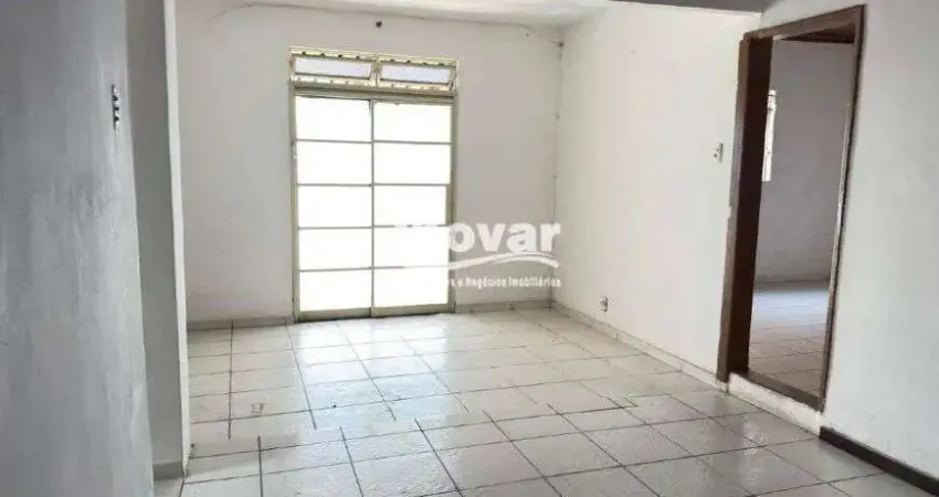 Casa 02 quartos com aproximadamente 150 m2,sala para 2 amb, cozinha, com 02 vagas de garagem no bair