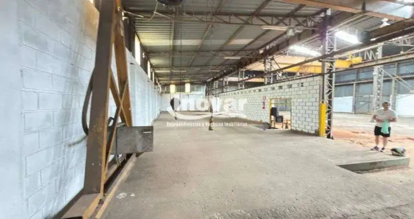 Galpão com aproximadamente 1.550m² com 04 pontes rolantes de: 20t, 10t e 5 toneladas.