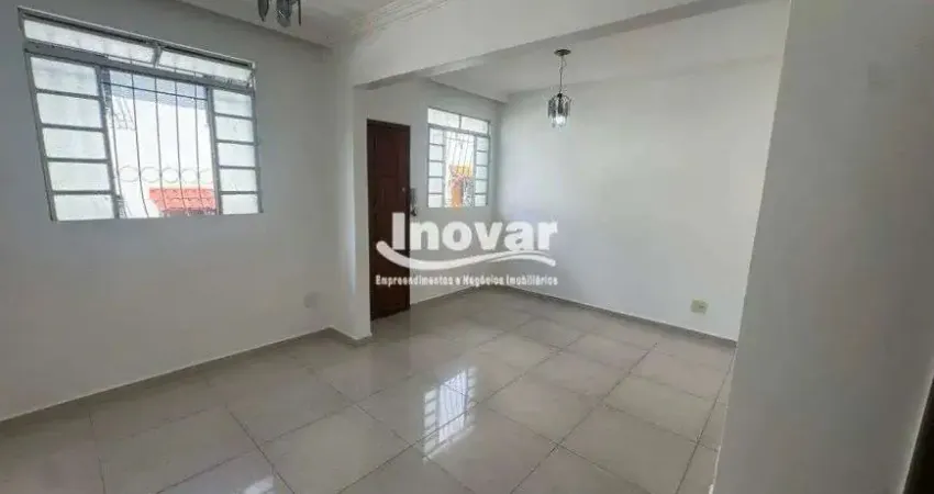 Casa duplex 3 quartos, sala 2 ambientes, cozinha com armários, banho de empregada, área de serviço g