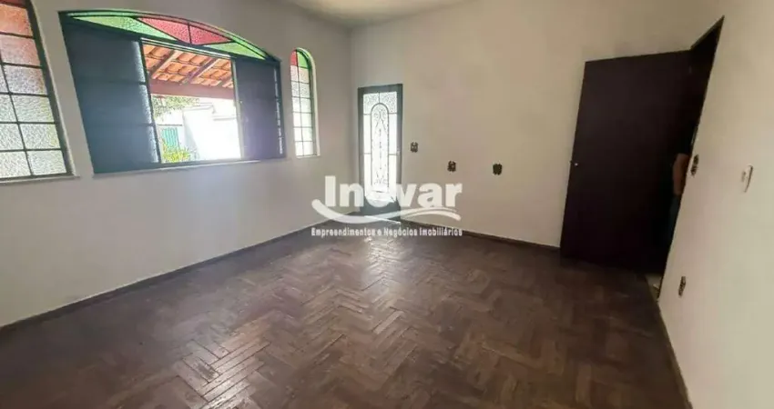 Excelente casa em lote de 360m2, 3 quartos com 5 vagas de garagem + edícula no coração do betânia