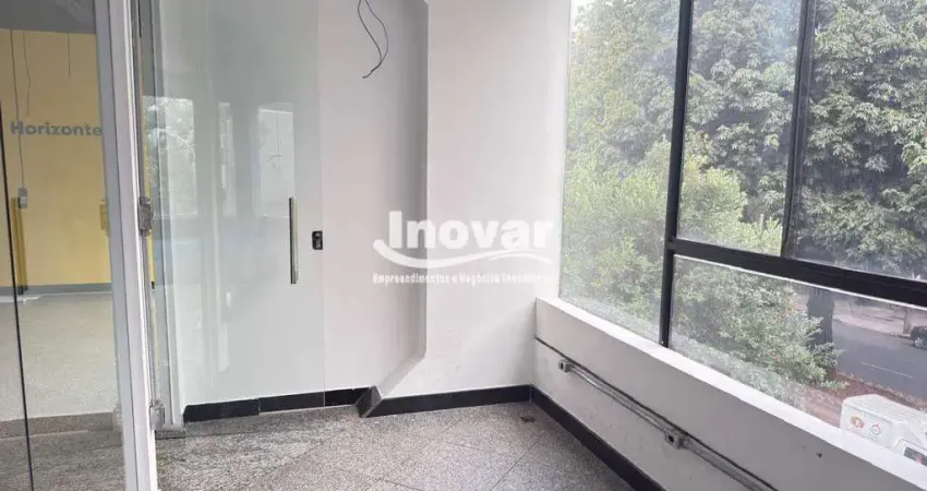 Andar corrido com 400m² de área dividido em salas com grande área livre