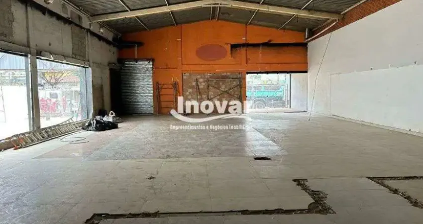 Lojão/ galpão com aproximdamente 350 m2 de piso + 120 m2 de mezanino + área descoberta, estacionamen