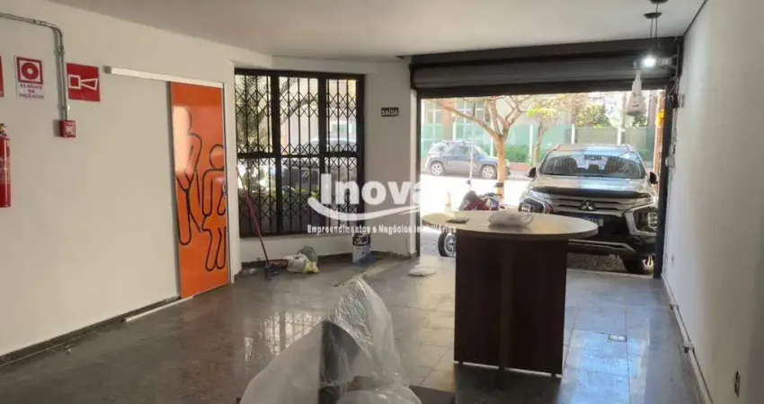 Loja com aproximadamente 165 m2 de área total em 2 pavimentos, 01 bho, 01 vaga de estacionamento frontal,