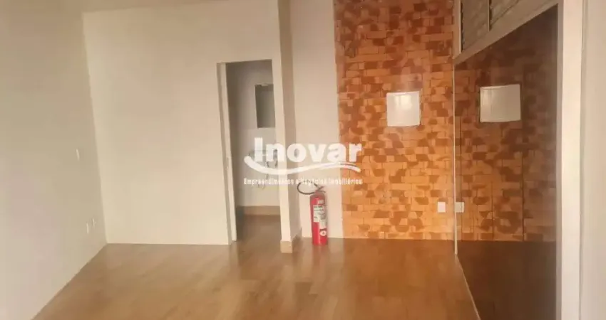 Loja ao lado da drogaria araujo, com 49 m2 total, 1 banheiro, mezanino, piso em porcelanato, teto rebaixado, av. uruguai