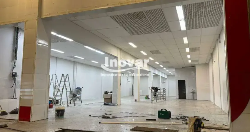 Lojão na savassi com 720m² na melhor localização. piso em granito, pé direito de 4,92 m2, 2 salas de apoio, subsolo,