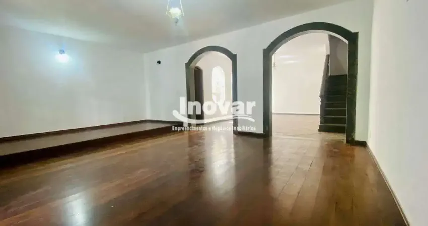 Oportunidade: Casa com aproximadamente 324 m2 total, são 3 pavimentos, 5 quartos, 6 vagas, piscina, área gourmet, quase esquina de Jose Cleto