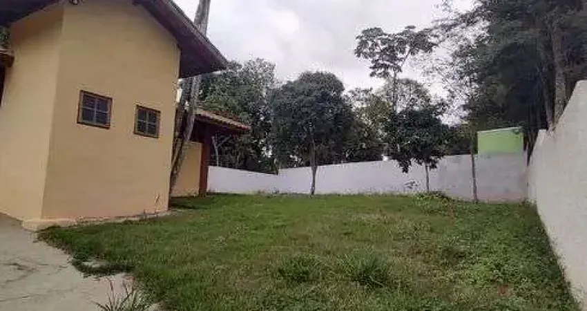 Chácara em condomínio com 210 metros de área construída com 3 quartos sendo 1 suite e piscina .