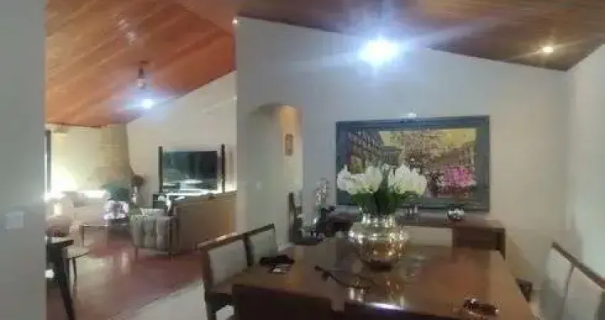 Belíssima chácara com 480 metros com 4 quartos sendo 4 suites com piscina ,quadra de futebol