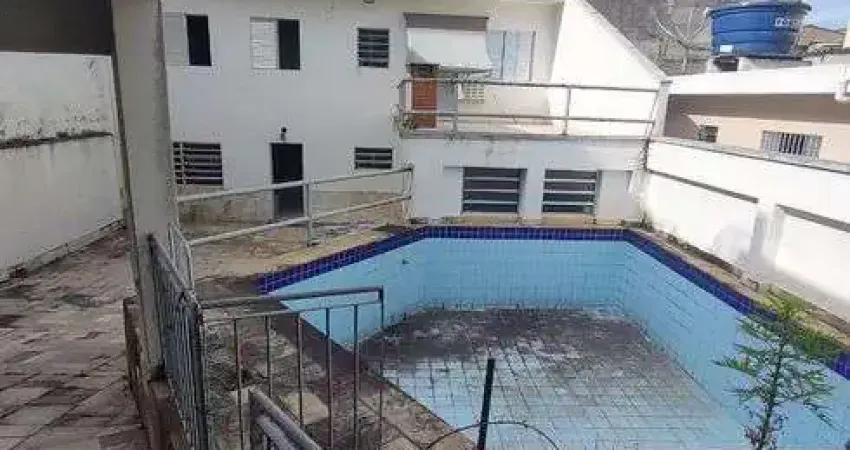 Casa com 3 quartos 4 vagas em terreno grande próximo a estrada kizaemon takeuti .