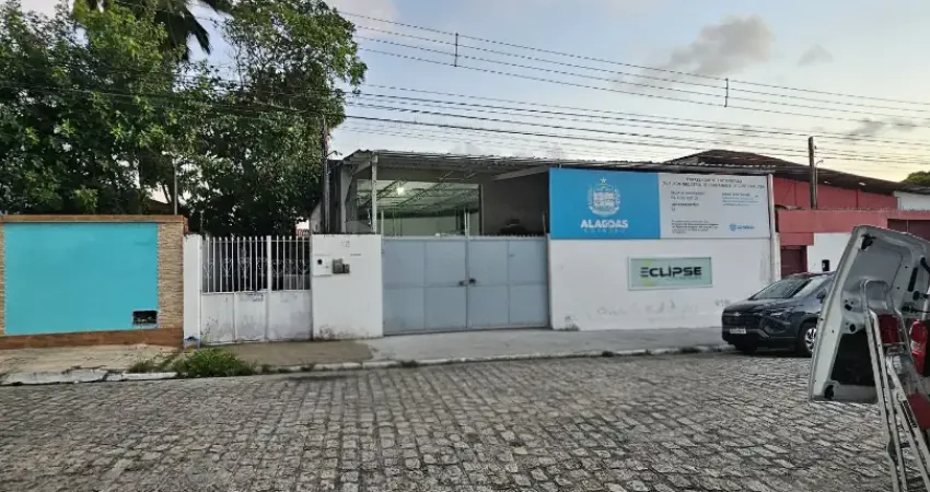 O espaço perfeito para o seu negocio prosperar no feitosa, está aqui: galpão +casa residencial anexa, em local nobre