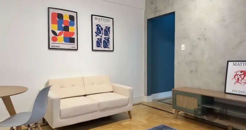 Apartamento reformado e semimobiliado no coração da cidade baixa