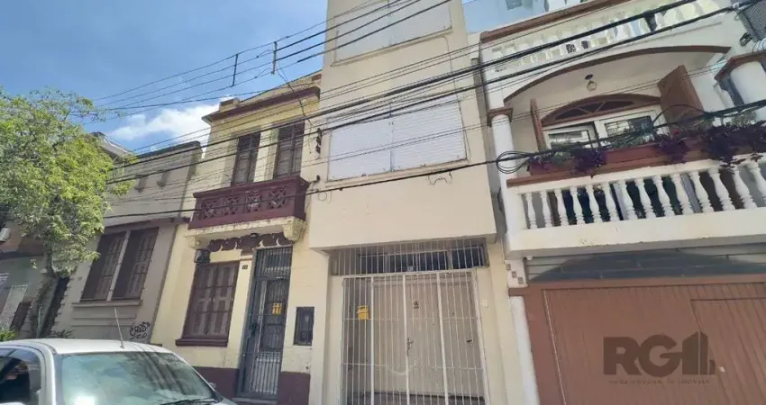 Casa com 4 dormitórios e pátio com churrasqueira no centro histórico