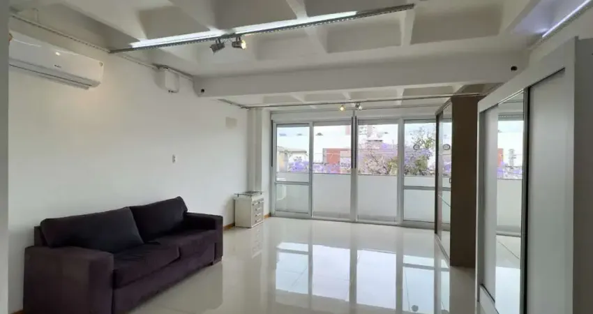 Apartamento studio de frente, semimobiliado no miolo do menino deus