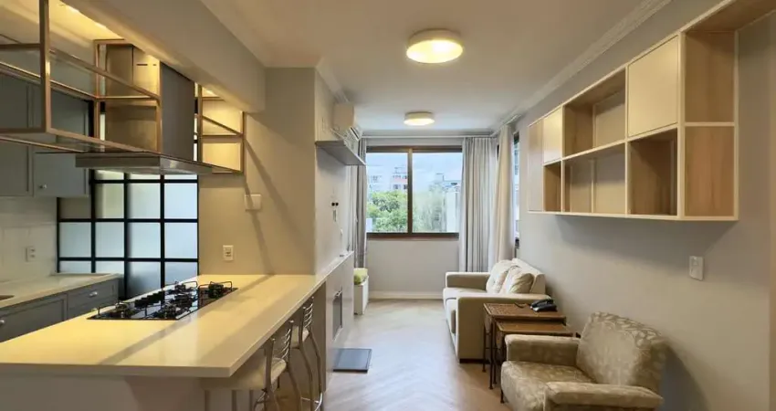 Apartamento mobiliado 2 dormitórios com lavabo e vaga de garagem na cidade baixa