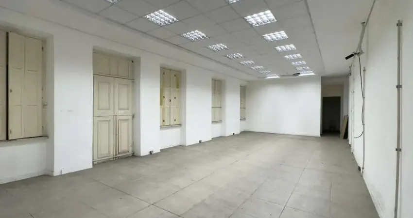 Prédio comercial de esquina, com mais de 1.000m², dois andares e acesso lateral